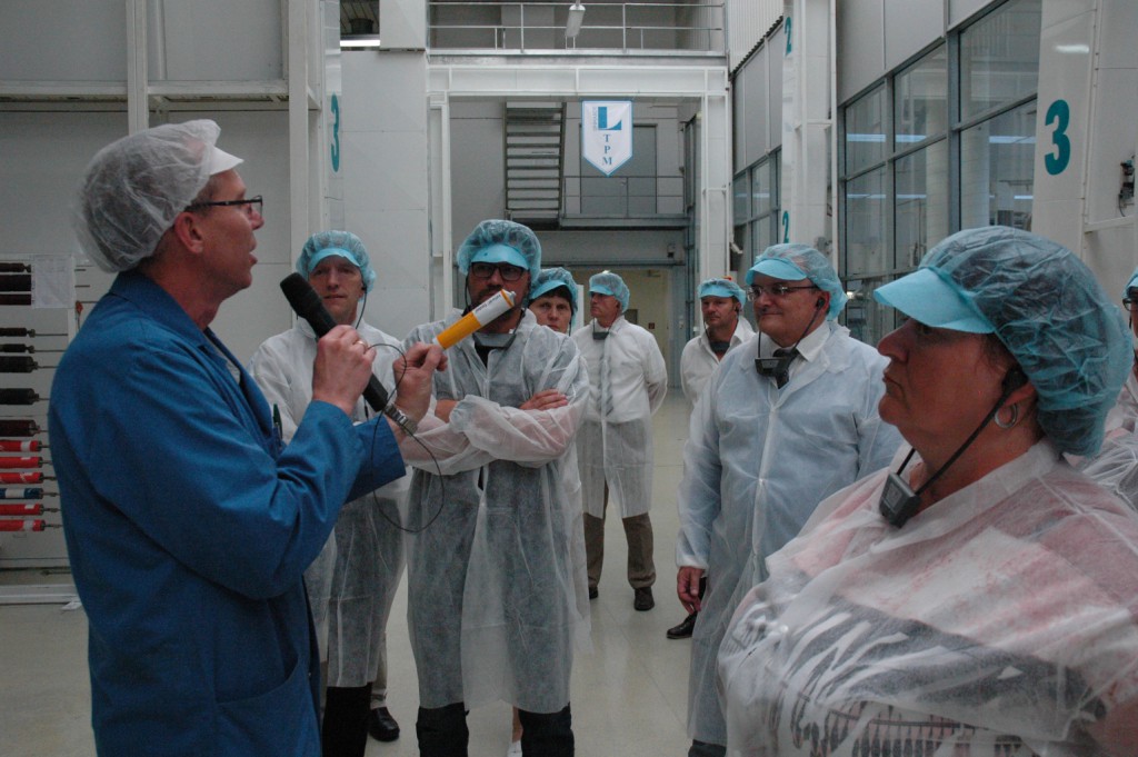 Technischer Ausbildungsleiter Gerhard Aichinger bei der Führung durch die Produktion. Foto: Viechtacher Bayerwald-Bote/PNP