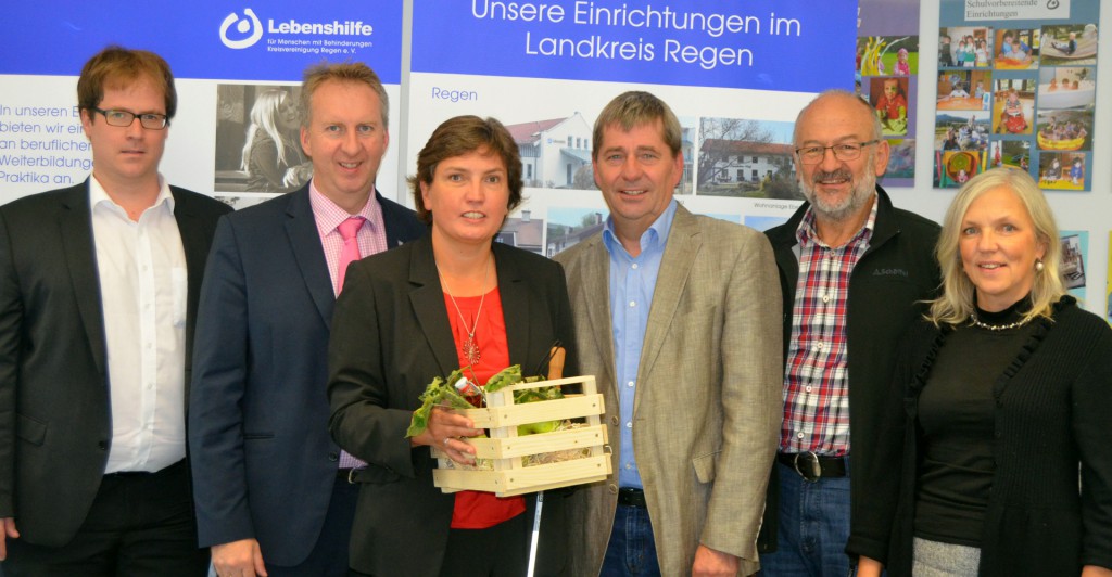 Sprachen über die Arbeit mit geistig behinderten Menschen in der Lebenshilfe Regen: Von links Regionalmanager Stephan Lang, stellvertretender Landrat und Kreisbehindertenbeauftragter Helmut Plenk, die bayerische Behindertenbeauftragte Irmgard Badura, Lebenshilfe-Geschäftsführer Jochen Fischer, Lebenshilfe-Vorsitzender Josef Weinhuber und Tourismusförderin Susanne Wagner von der ARBERLAND REGio GmbH.